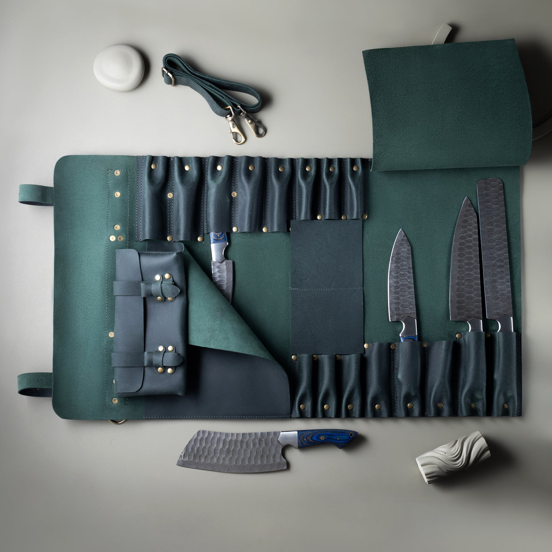 Professional 16-Pocket Leather Master Knife Roll (4) - Bricks Masons